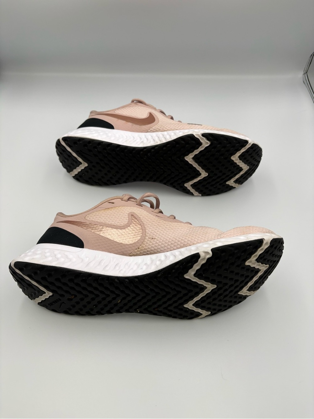 Women’s Nike Revolution Rose Gold SZ 9 - Picture 6 of 6